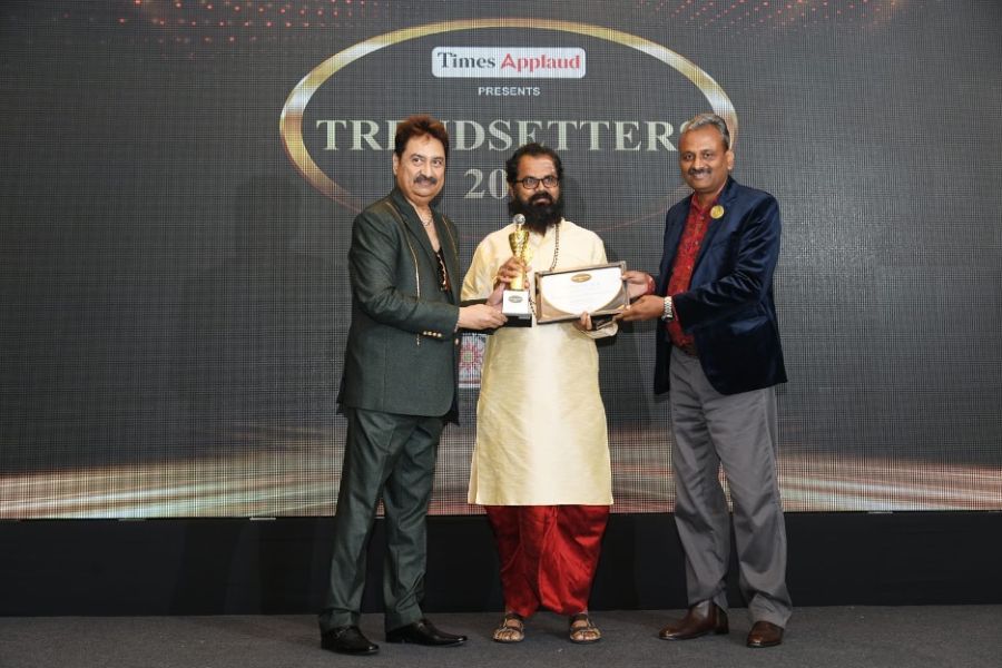 Swami Ramanand Guruji honored with Best Astrologer in India 2023 by Kumar Sanu