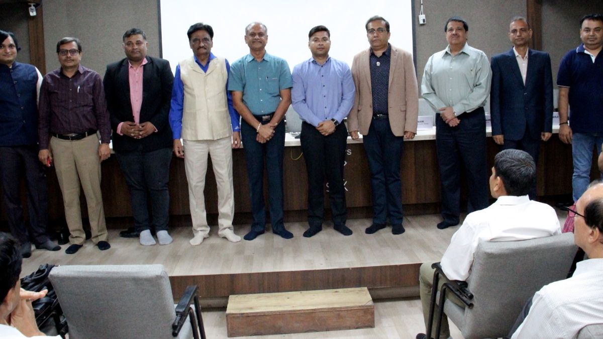 A SGCCI symposium informed Surat entrepreneurs about Gujarat electronics policy