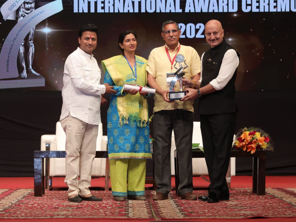 Anupam Kher honours 55 personalities at Narayan Seva Santhan's award ceremony