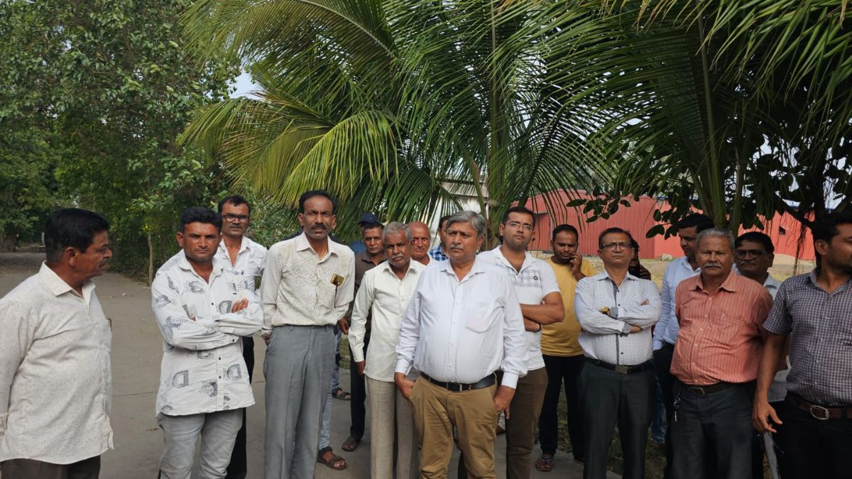 Surat Farmers protest Central Government's New Railway Track between Hazira and Gothan