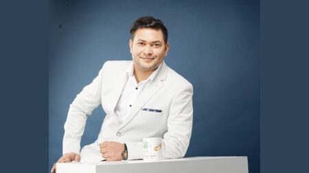 Sunny Verma of Izusa Diamond receives Excellent Diamond Jewellery Award from Neha Dhupia