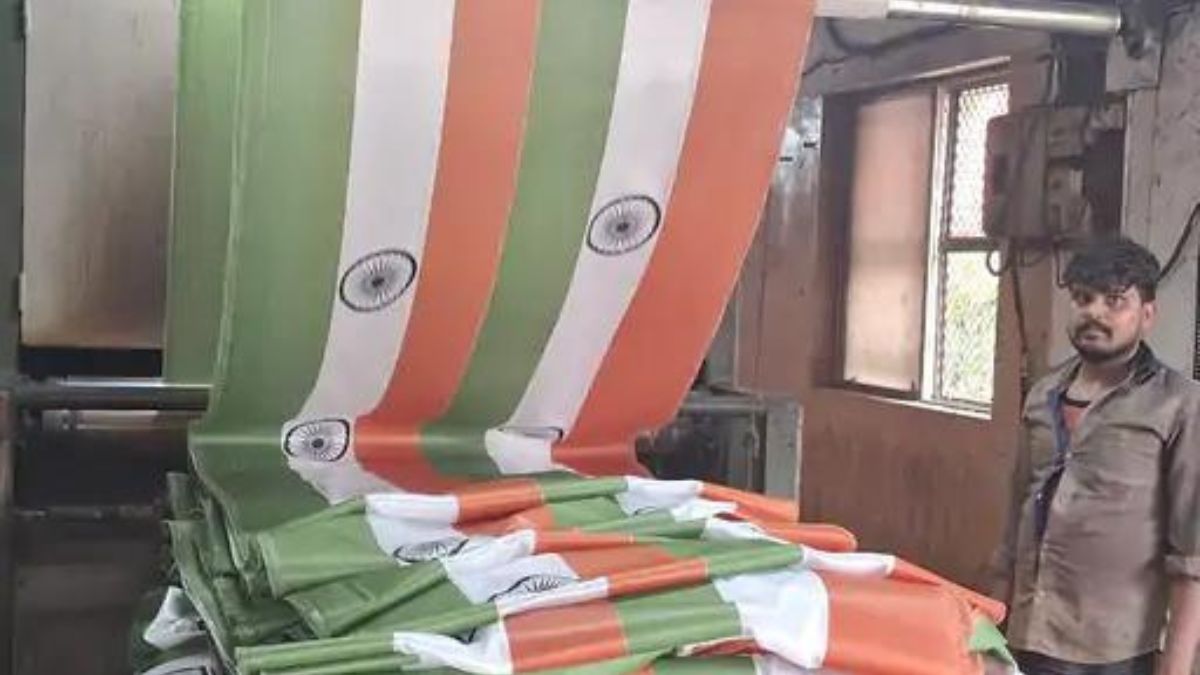 Surat : Over 10 Lakh Indian Tricolors manufactured Daily Ahead of I-Day celebrations