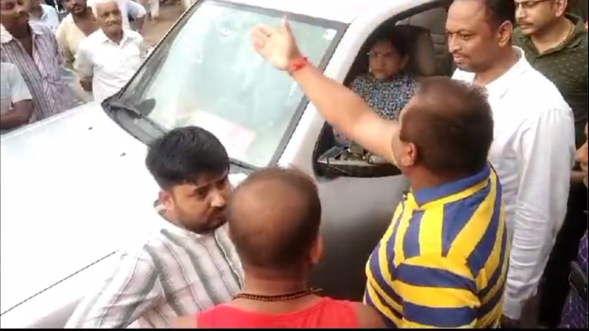 People in flood affected Bharuch and Narmada district vent their ire on MLAs, Govt officials