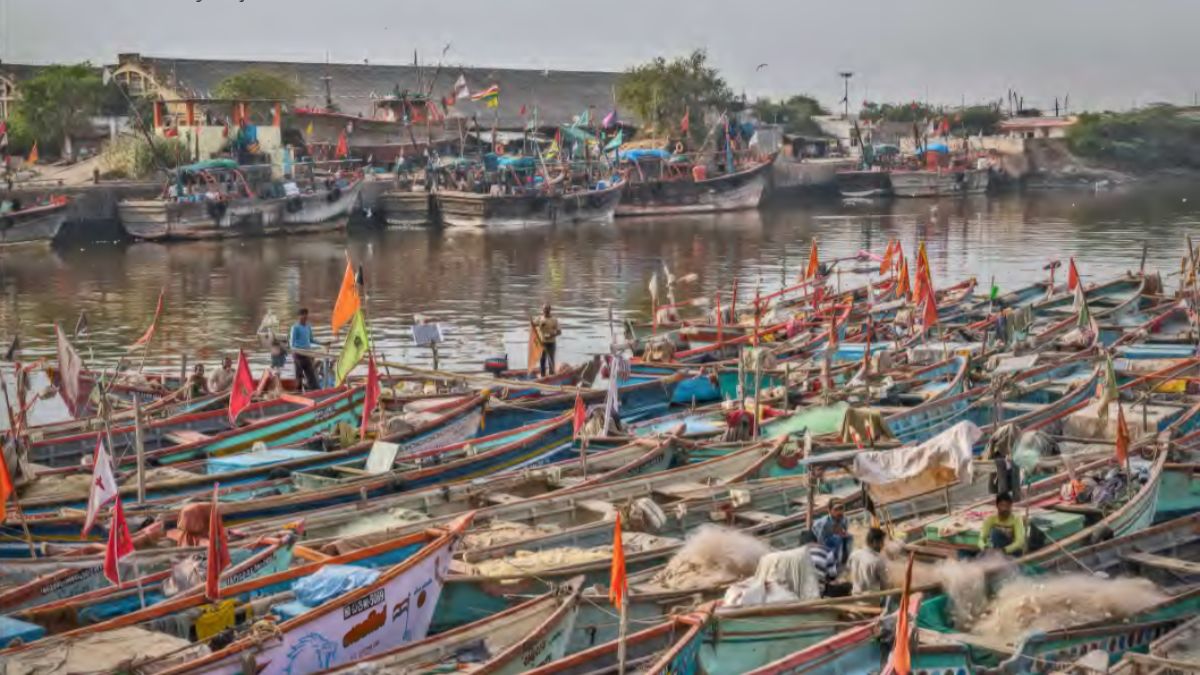 Gujarat : Fishermen Seek Government Intervention Over Detained Fishermen and Boats in Pakistan