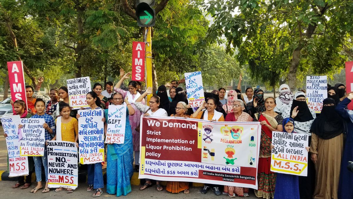 Gujarat : Women Protest Over GIFT City Liquor Policy - The Blunt Times