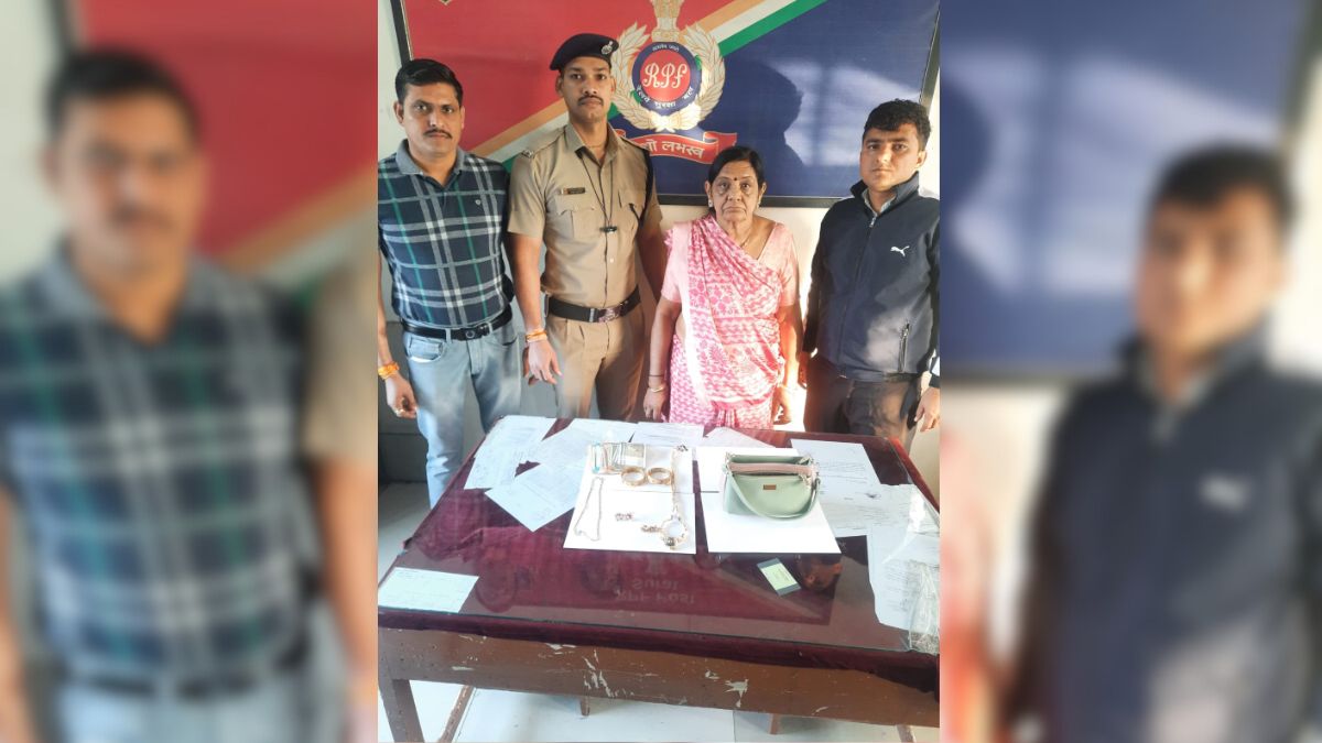 Gujarat : AT Surat, RPF returns lost baggage with valuables Worth Rs.9 Lakh