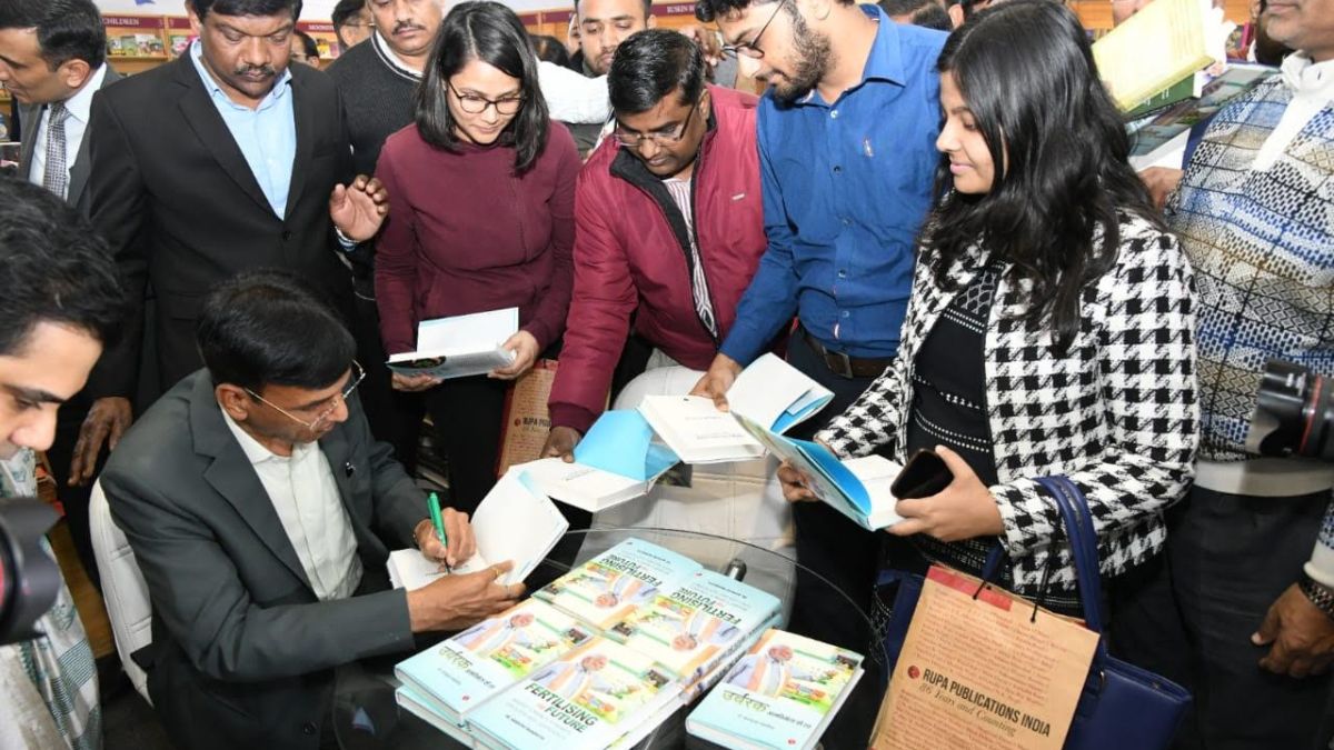 Dr Mansukh Mandaviya Signed Copies of His Book - "Fertilising The Future’ at World Book Fair