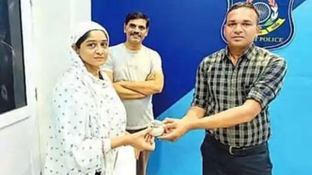 Gujarat : Stolen Gold Chain Returned to Surat Woman After 18 Years in Police Locker