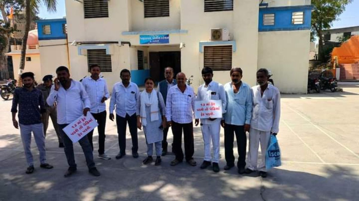 Gujarat : Locals detained by the police at the public hearing of the proposed copper smelter plant in Lothpur, Jafrabad