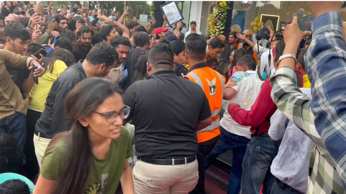 Fans Rush for Ranbir Kapoor, Cause Injuries at Kalyan Jewellers Inauguration in Surat