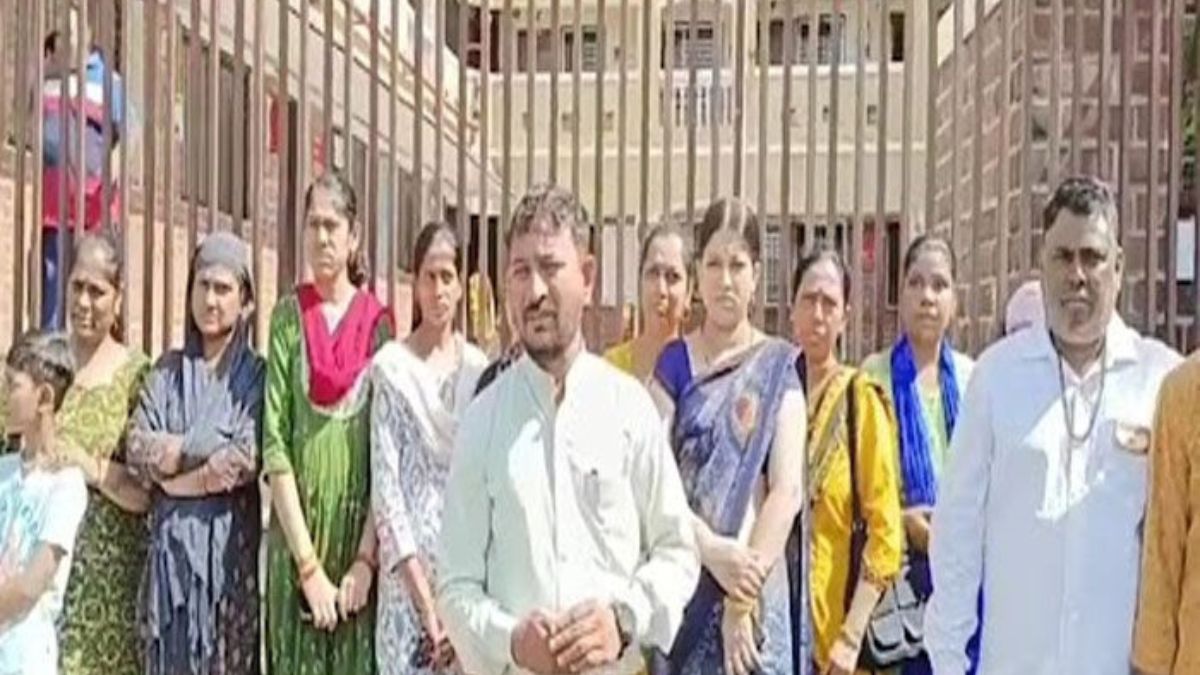 Vadodara : Parents Protest Additional Fees at Vadodara's Shreyas School