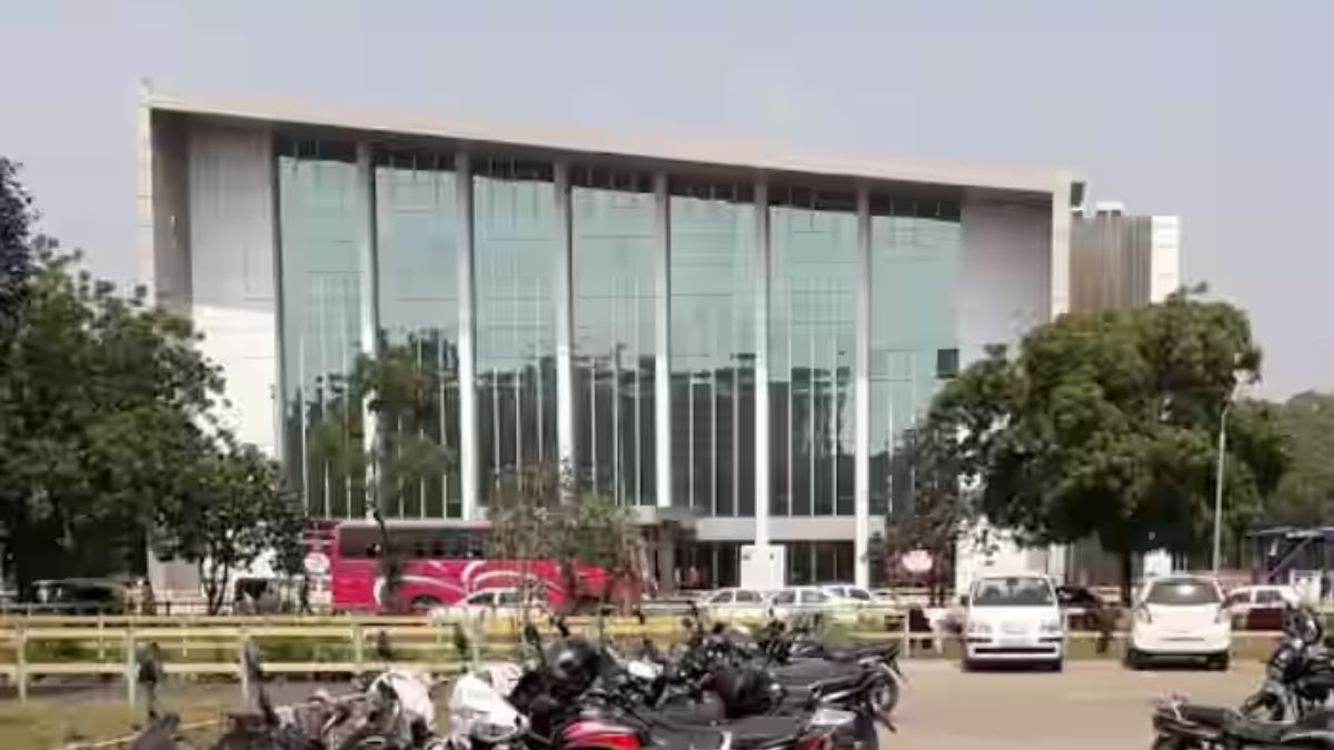 Gandhinagar Civil Hospital to go paperless, doctors to check reports on mobile