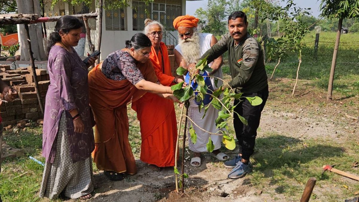 Krishna Vad tree conservation campaign in Gujarat, the blunt times