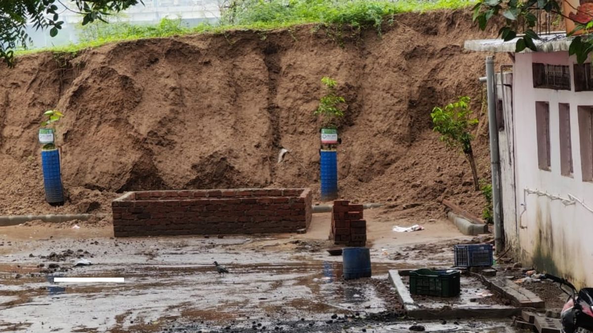 Broken Tapi Embankment in Surat, the blunt times