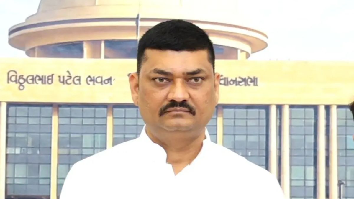 AAP MLA Umesh Makwana resignation, the blunt times