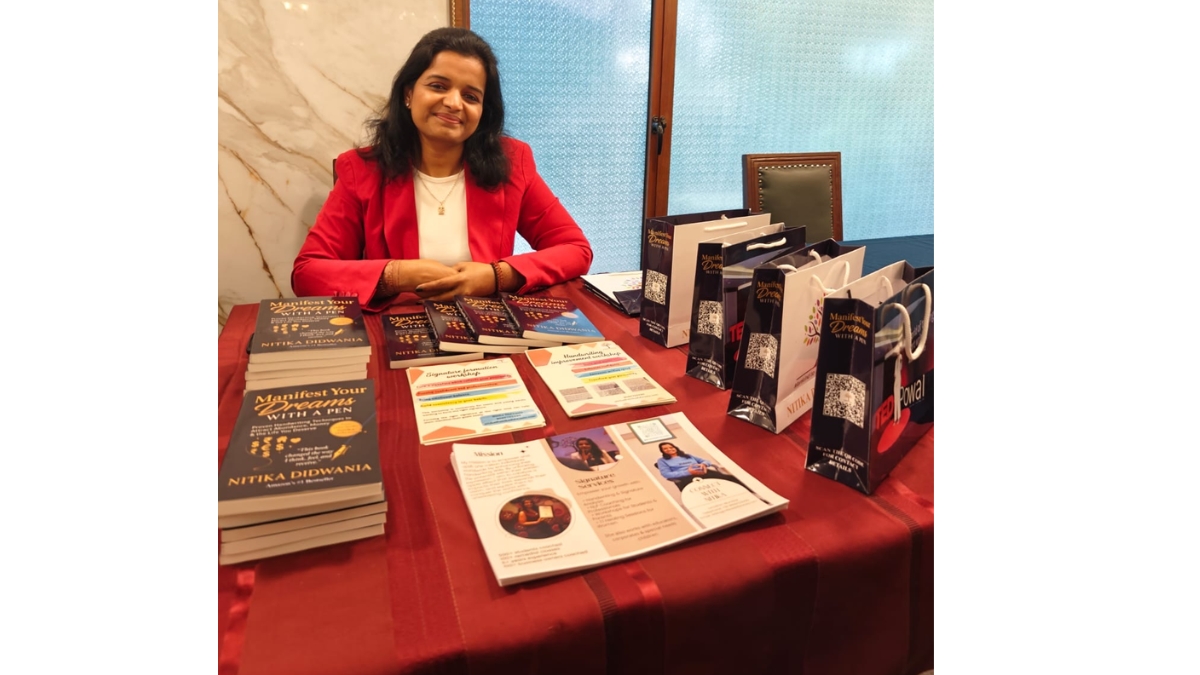 Nitika’s Connect to Readers with Her Book and Pen-tbt