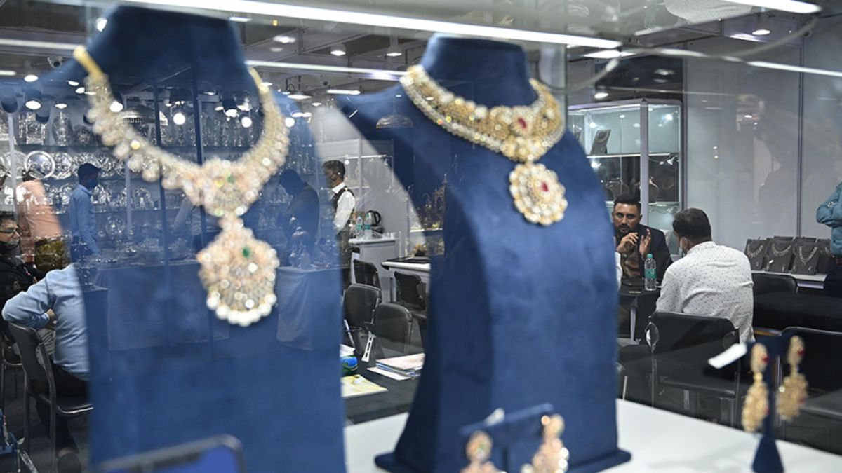 ROOTZ Gems and Jewellery Show 2025 in Surat, the blunt times