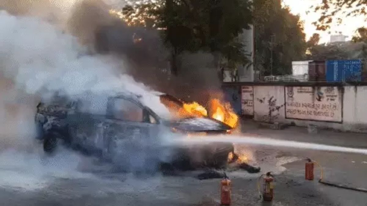 Lavji Badshah car fire Surat, the blunt times