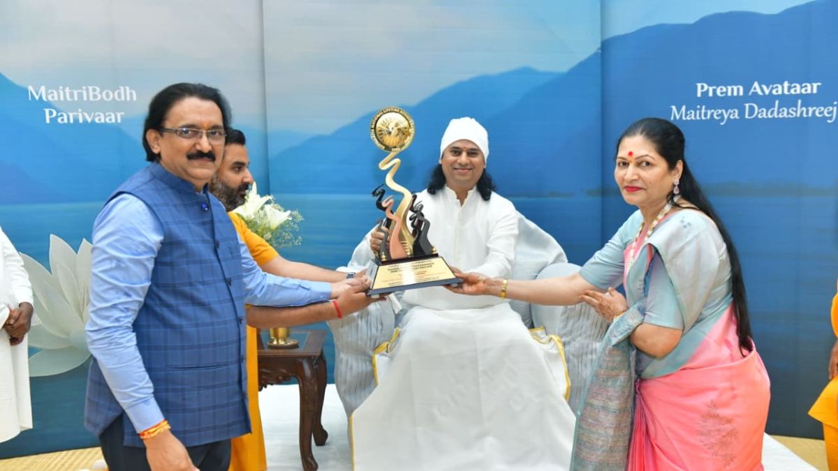 Former CJI Uday Lalit confers the Suryadatta National Awards