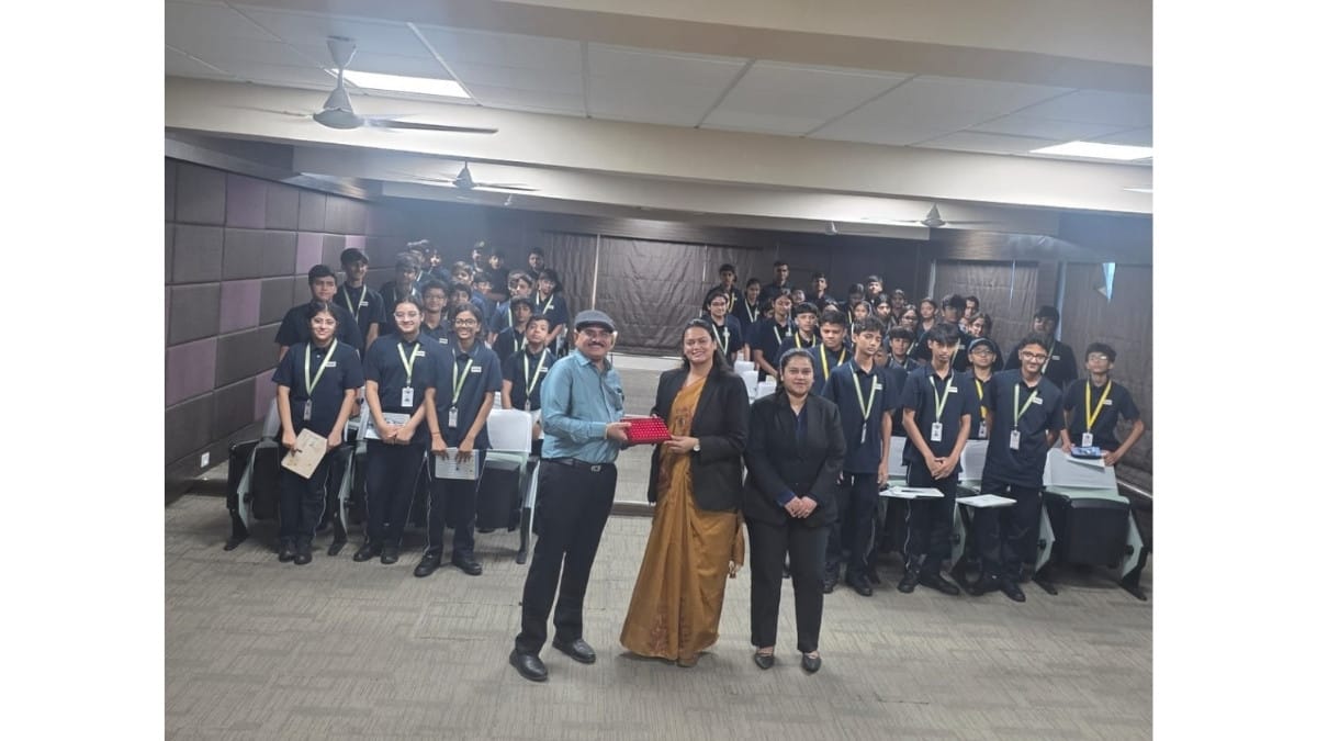 On World Health Day, Dr. Jagdish Sakhiya Educates Teens on Smart Skin Care Habits at G. D. Goenka School-PNn