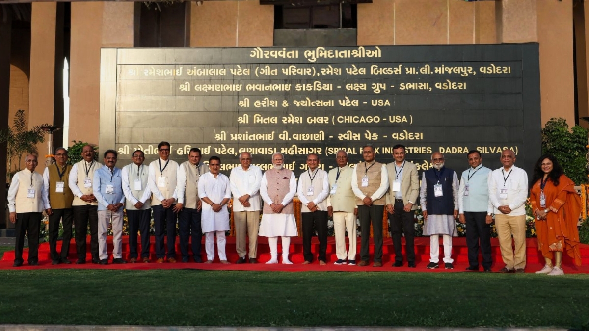 PM Narendra Modi Inaugurates Sardardham in Vadodara, Meets Trustees Including Dr. Parul Patel-PNn