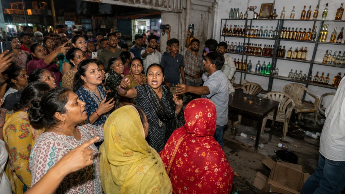 Women Lead ‘Janata Raid’ on Illegal Liquor Den in Surat Surat Janta Raid on liquor den by women, the blunt times