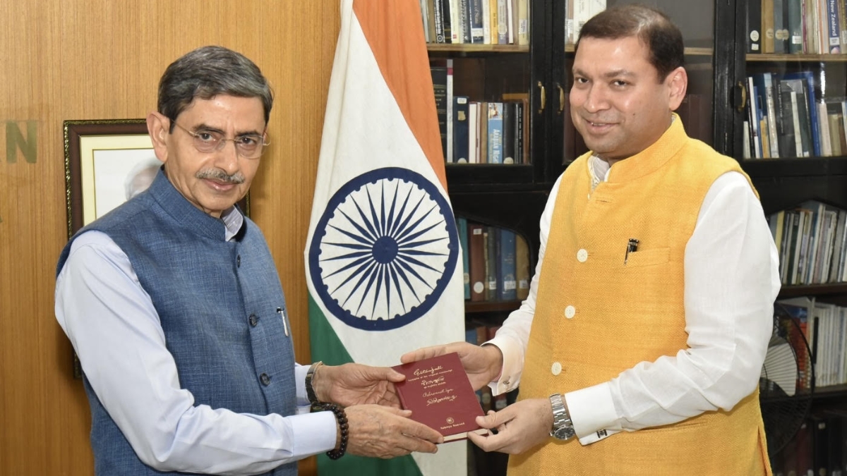 Cultural Envoy Sundeep Bhutoria Calls on West Bengal Governor; Presents Handwritten Copy of Tagore’s Gitanjali-TBT