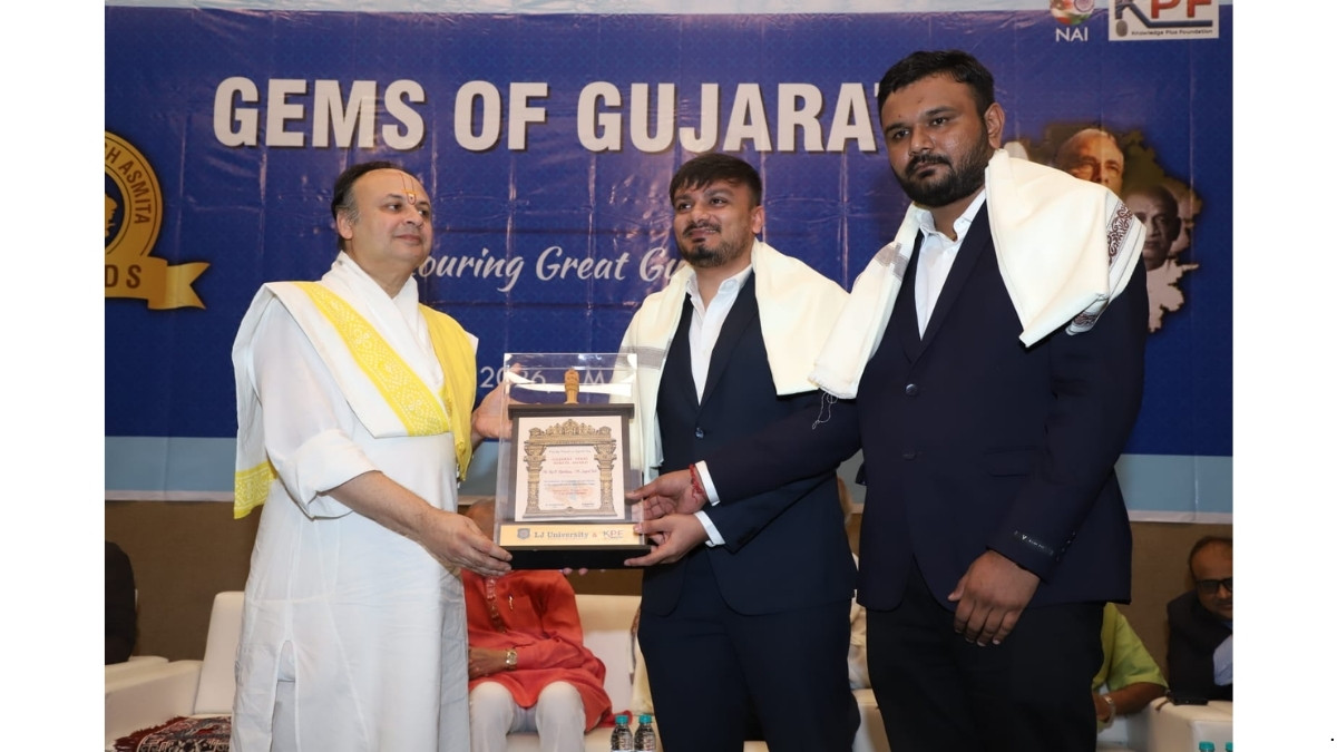 Raj Upadhyay and Jaypalsinh Sarvaiya of Carzbazzar honoured with Gujarat Vikas Asmita Award Raj Upadhyay