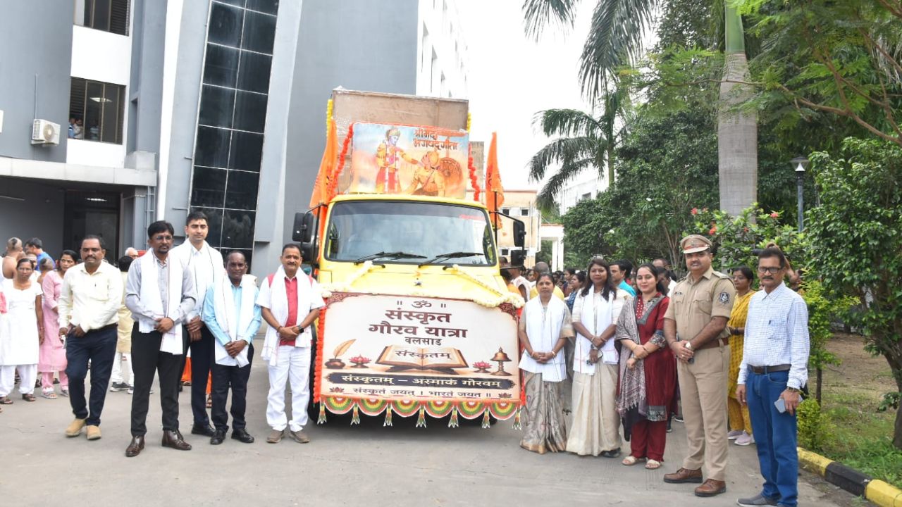 Gujarat Flags Off 500 New Janrakshak Vehicles Gujarat Janrakshak vehicles, the blunt times