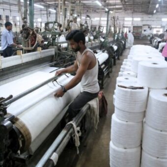 Surat Pandesara weavers yarn crisis, the blunt times