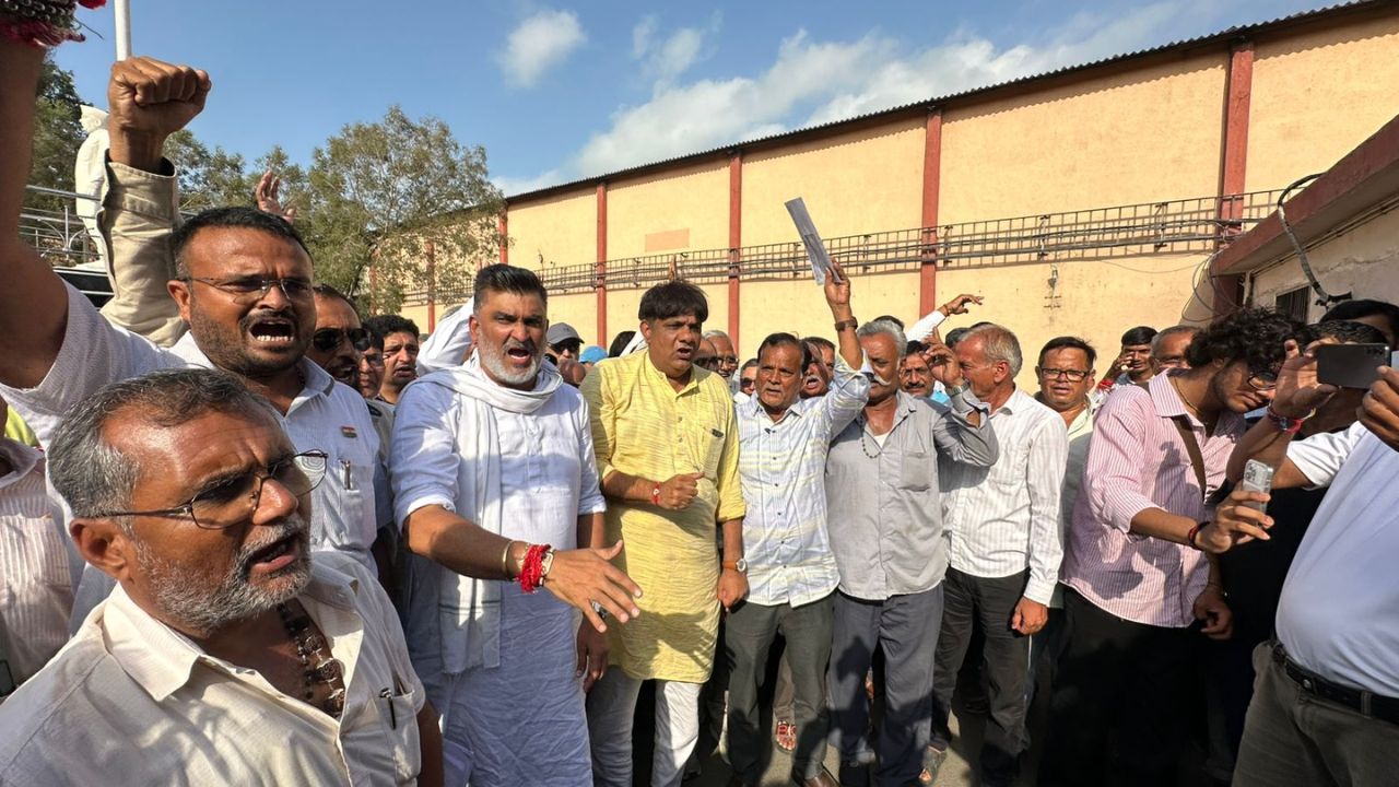 Sayan Sugar farmer protest Surat, the blunt times