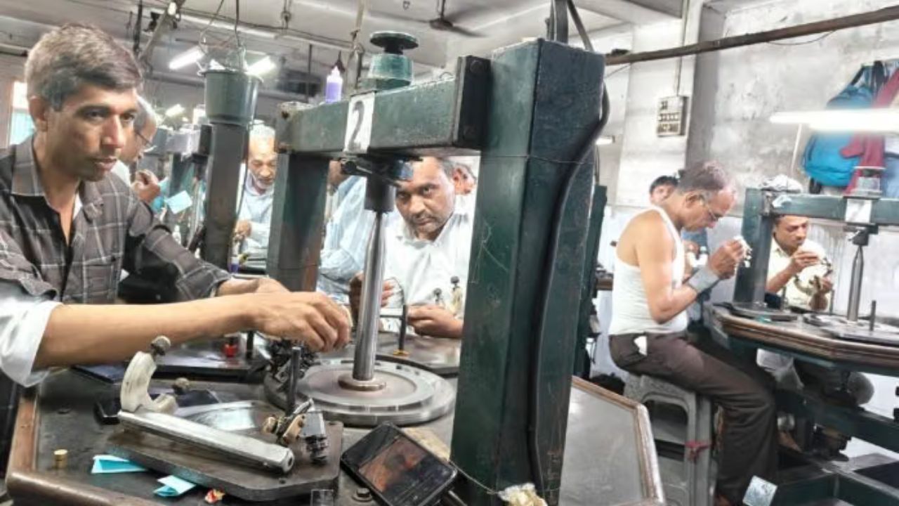 Surat Diamond Boom Raises Hope of Wage Cut Rollback for Workers Surat diamond workers wage cut, the blunt times