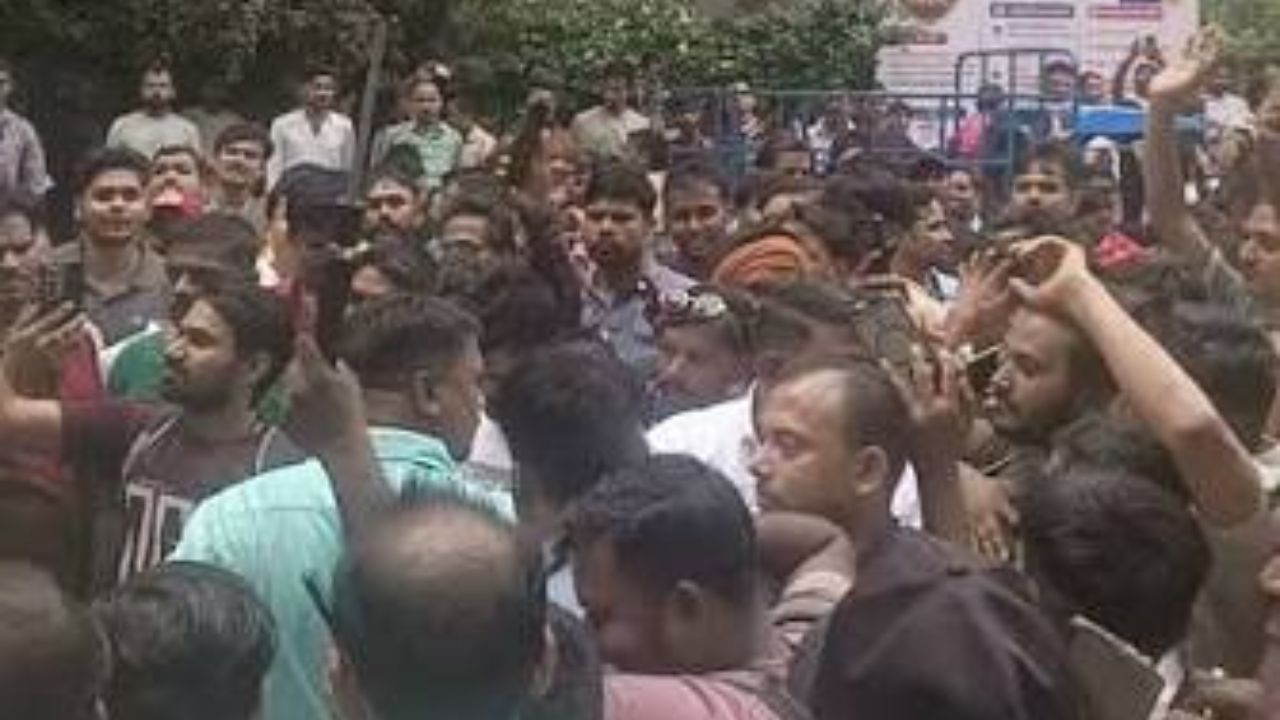 Surat Embroidery Workers Threaten ‘Gaon Chalo’ Before Diwali Surat embroidery workers protest, the blunt times